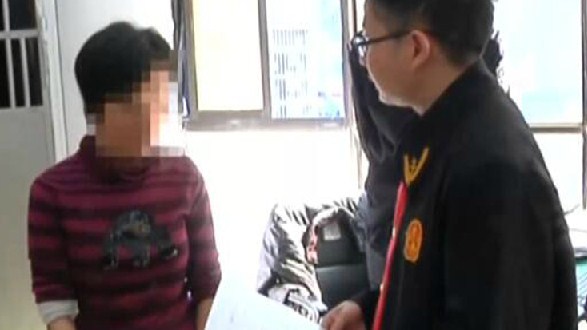 扔鞋抡法槌追打前夫 女子扰乱法庭秩序被拘 扔鞋抡法槌追打前夫 女子扰乱法庭秩序被拘