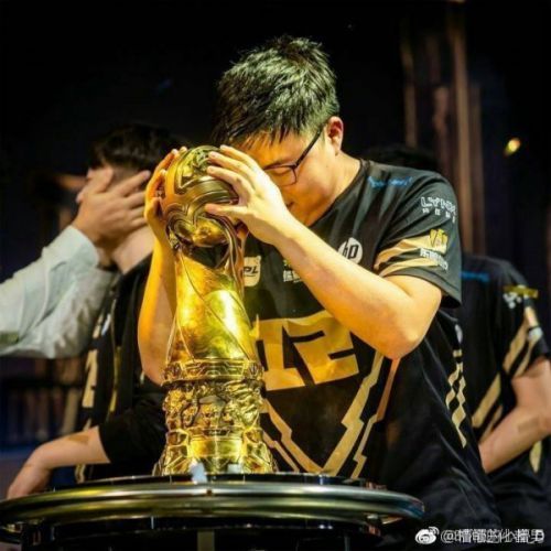 RNG夺世界冠军uzi成大众情人 网友:今天我们都