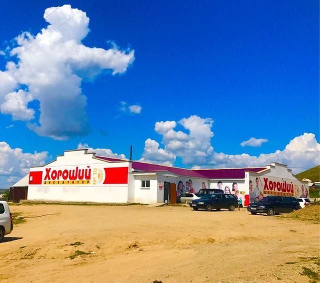 一对开着房车自驾游俄罗斯远东地区的老夫妻