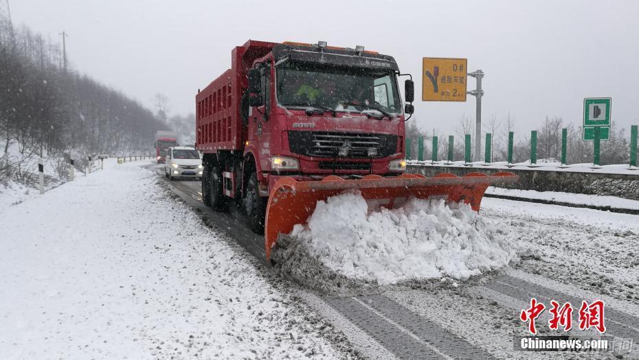 2018年1月3日凌晨，四川雅西高速公路雅安至凉山州交界山拖乌山区路段开始降雪，管理单位雅西公司及高速交警、高速执法等部门立即启动冬季保通应急预案，安排除冰除雪车辆上路铲除积雪，撒布融雪剂，安排巡逻车辆上路巡逻警戒，提示过往车辆，谨慎通行冰雪路段，并帮助被困车辆及人员。
