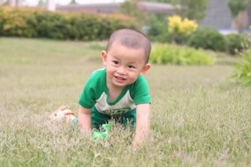 2岁男孩聚会上吃零食,剧烈咳嗽送去医院,医生