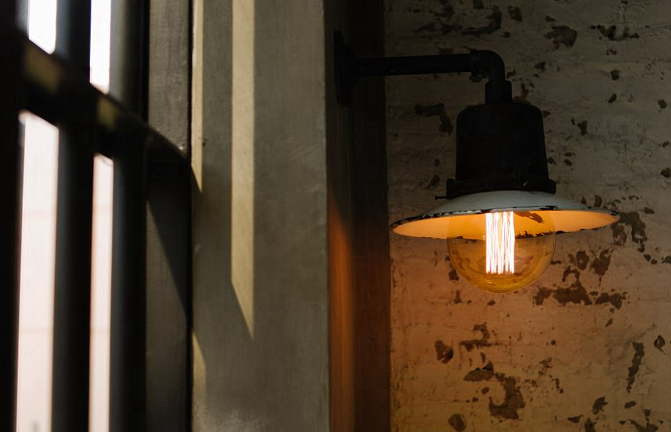 到了晚上,酒店甚至会进行"宵禁",给所有房间关灯.