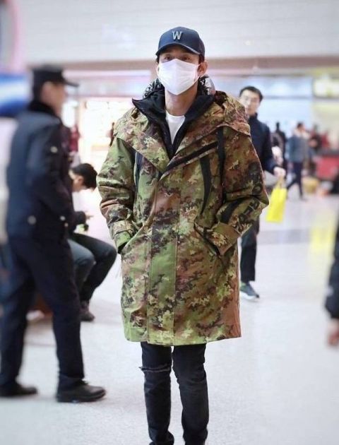 王凯迷彩衣搭配棒球帽现身机场,网友:忍不住想
