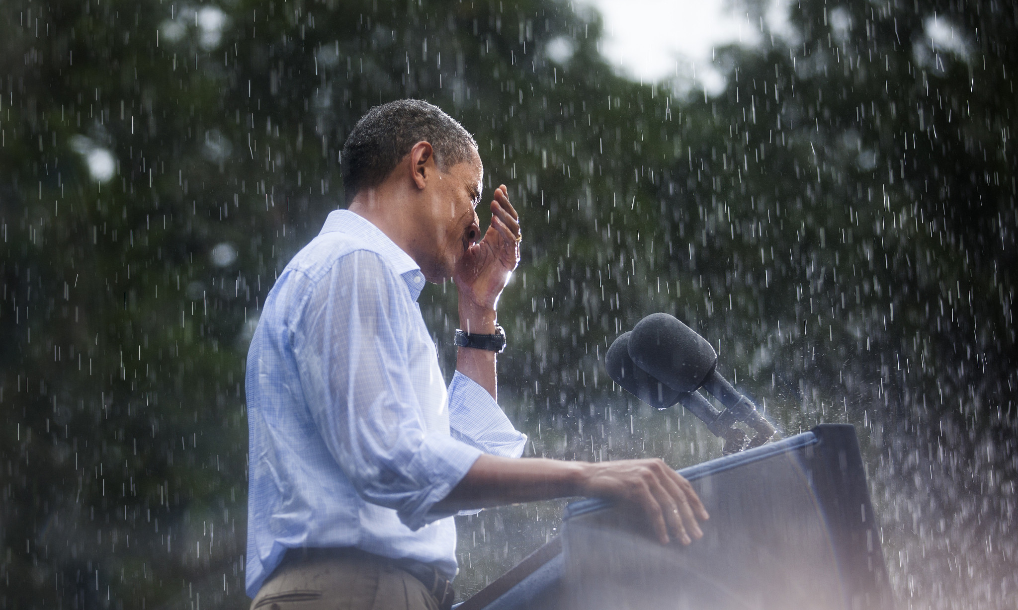 特朗普因雨取消活动 网友晒多位政要淋雨照