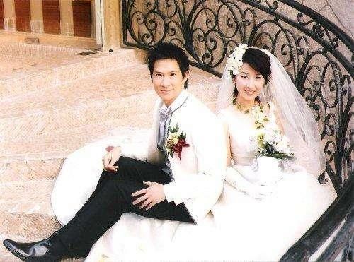 54岁关咏荷近照曝光,女儿简直是翻版,年轻时求