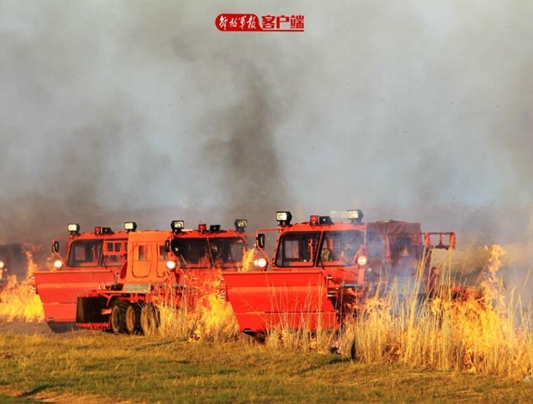 多车交叉对火线进行连续碾压清理。