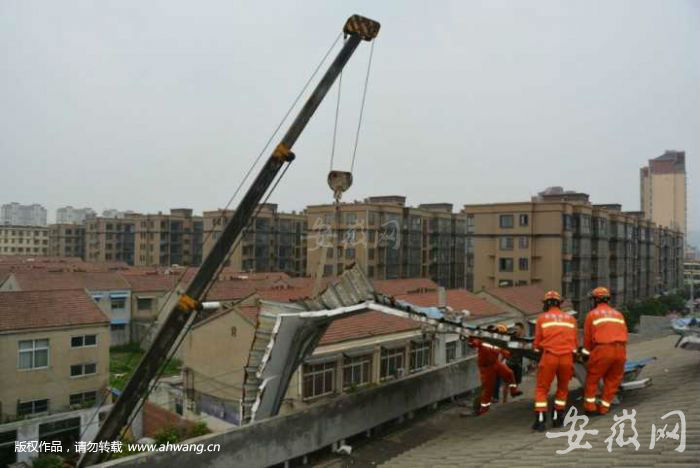 萧县一挡雨棚被大风掀起摇摇欲坠 消防排除险情(图)