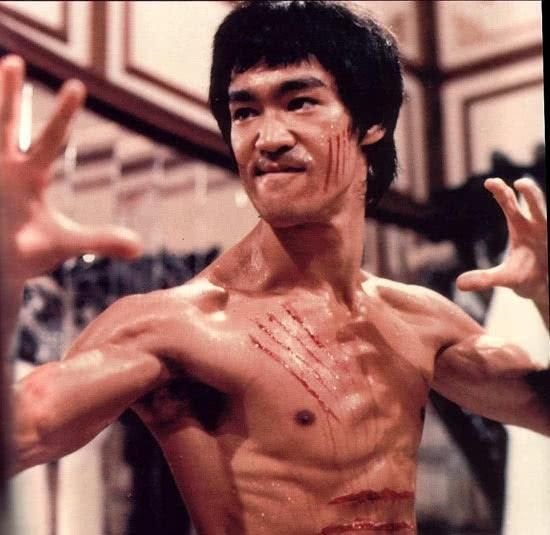 曾与周星驰合作,靠演李小龙身价过亿,如今却拒