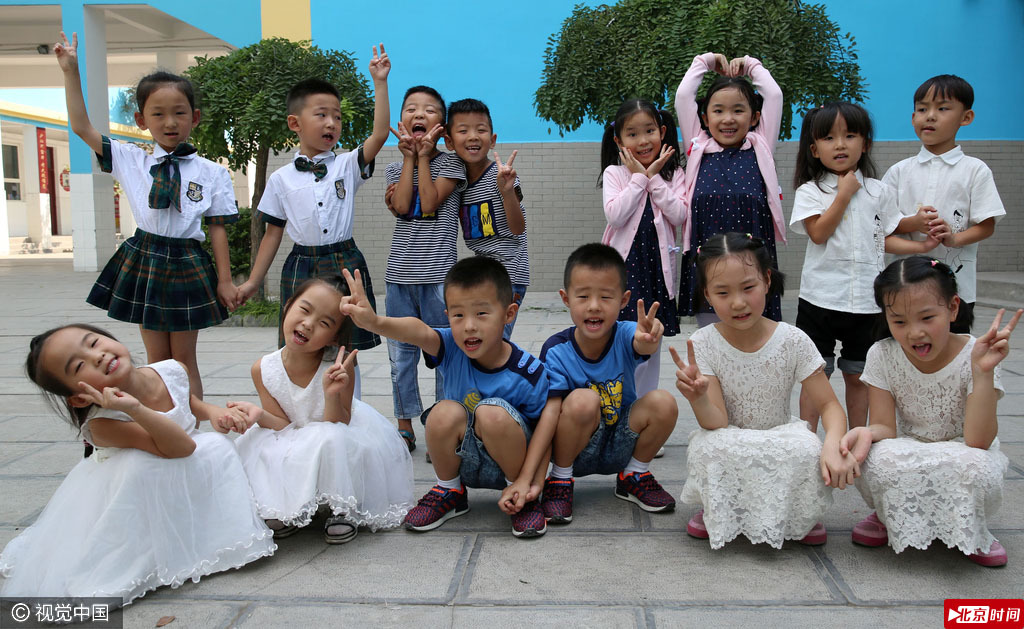 9月5日，河北省邯郸市渚河路小学一年级开学第一天的日子，在入学的新生中，有7对双胞胎格外引人注目，其中两对是龙凤胎，可爱的他们非常招人喜爱。