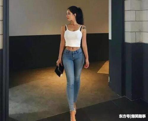 贴身紧致的牛仔裤,轻松衬托出美女完美身形,塑