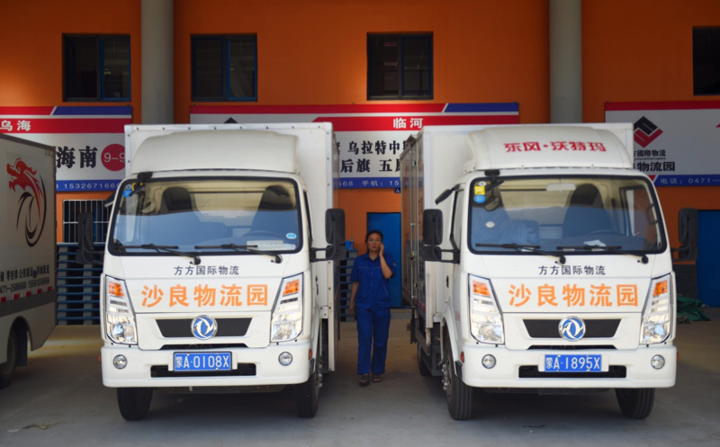 这是沙良物流园的汽车货运停靠点(7月7日摄).