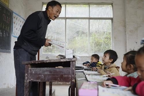 教育部:提高乡村教师待遇 认真落实各项津补贴