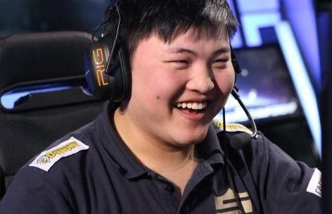 Uzi黑粉制作锦旗送到RNG电子竞技俱乐部,网友