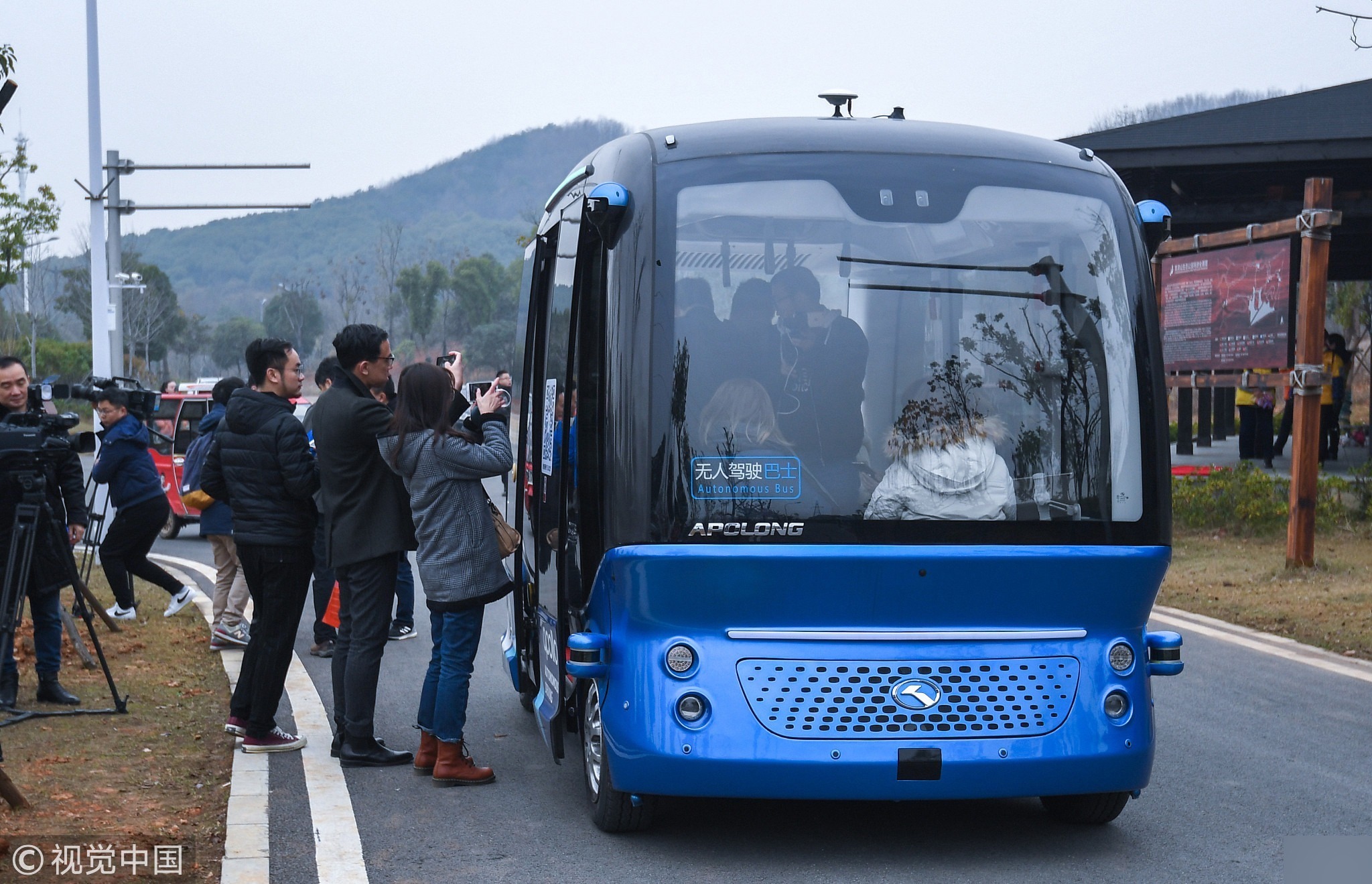 无人驾驶车在武汉载客运营 仅配有安全员