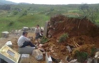 妻子意外去世,下葬当晚丈夫梦见一只狼拼命扒