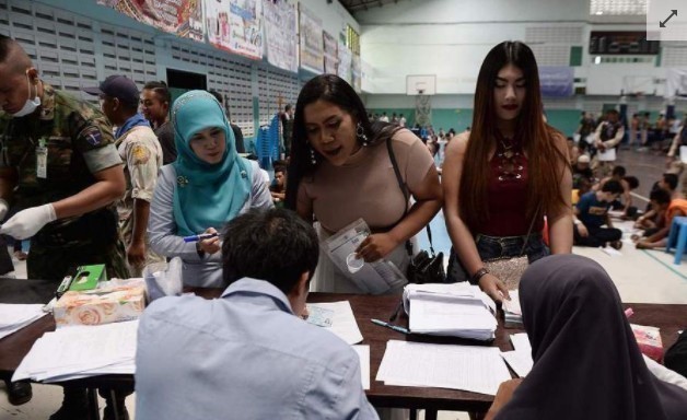 实拍泰国征兵现场 