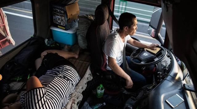 为什么跑长途的大货车司机总是要带一个女人?