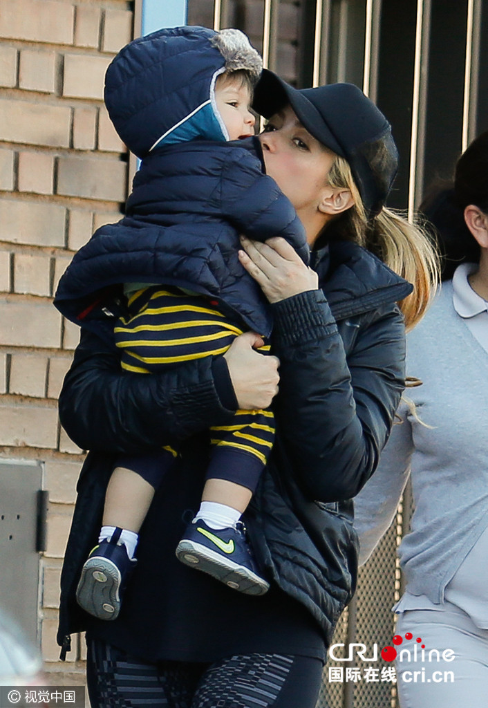 夏奇拉抱儿子现身忙献吻 被爆再怀孕