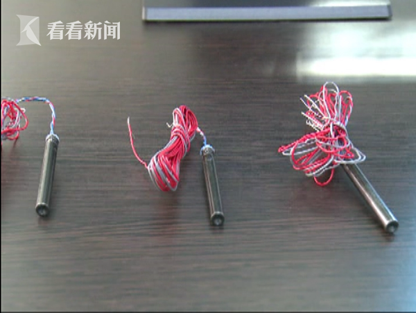 在民警到来后男子才配合检查,结果民警从他的袜子里查获3枚电子雷管以及导火线。