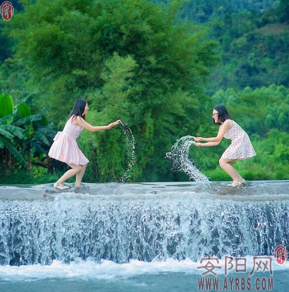 清凉 一下 夏日戏水,既有乐趣又清凉.(刘 军 摄)