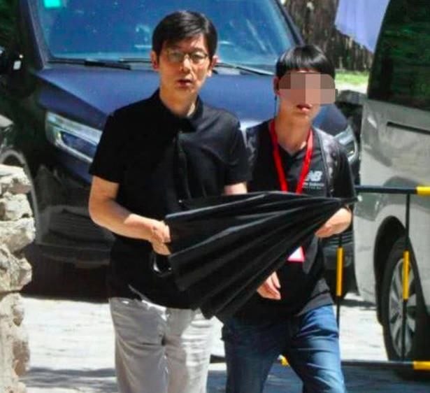 冯小刚范伟张国立再聚首,细节透露为何崔永元