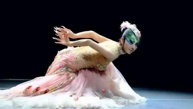 60岁杨丽萍4大未解之谜真相,50亿资产,膝下无