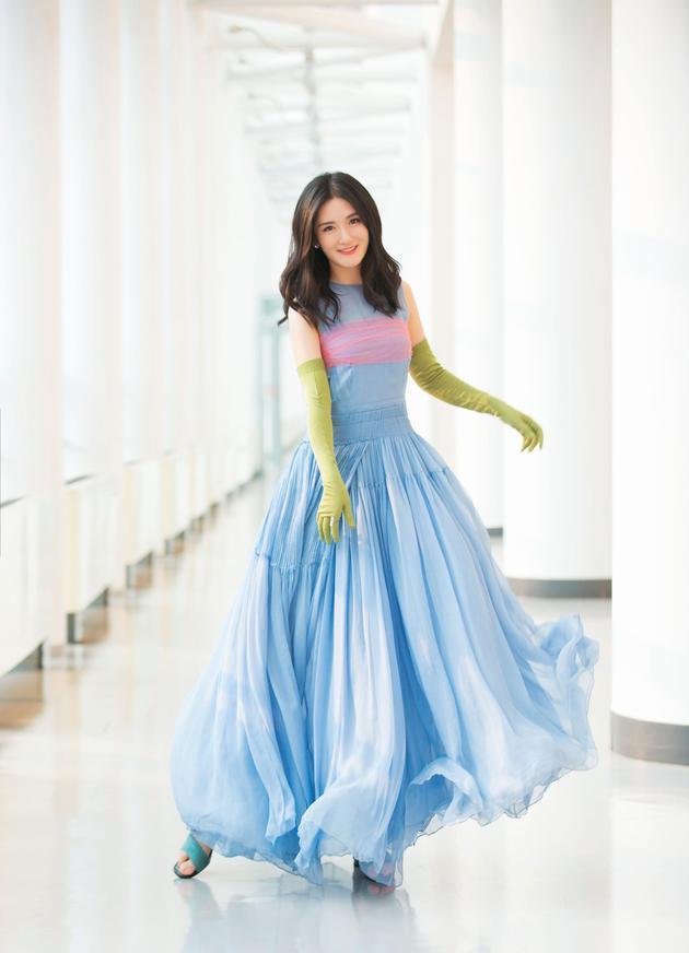 谢娜再曝花絮写真 长裙舞动宛若快乐精灵