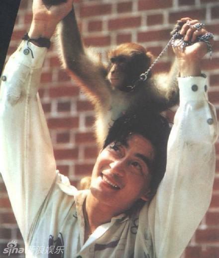 微博曝光“孙悟空”六小龄童年轻时的旧照，照片中六小龄童与猴子亲密接触，年轻时面容英俊，风采不输当今大火的小鲜肉们。