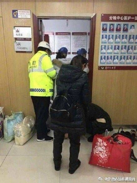 女子挺大肚子考研突然肚子疼 差点生在考场