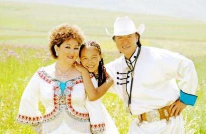 曾登上春晚舞台一曲成名,和乌日娜是亲戚关系