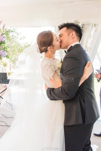 在美国一间教堂举行婚礼,"处女党"前成员李亚男,钟嘉欣以及教友卫兰