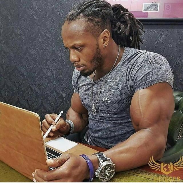 想在最短的时间内练强壮?二头肌是最好的选择