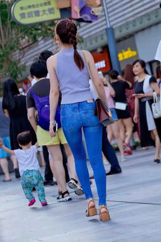 胯宽的美女穿上蓝色紧身牛仔裤,逛街时就像移