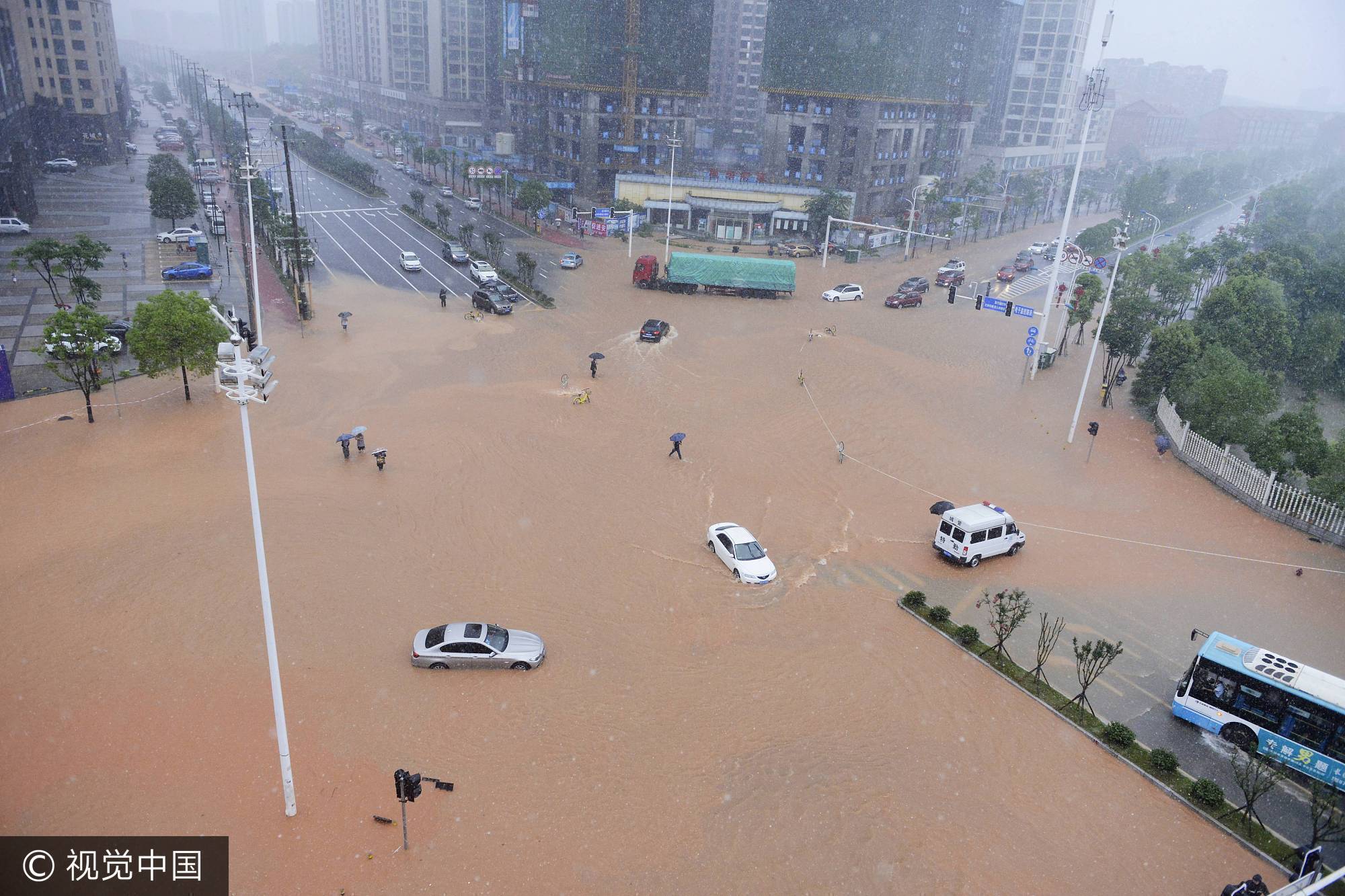 全国多地遭暴雨侵袭 20省受灾损失逾350亿