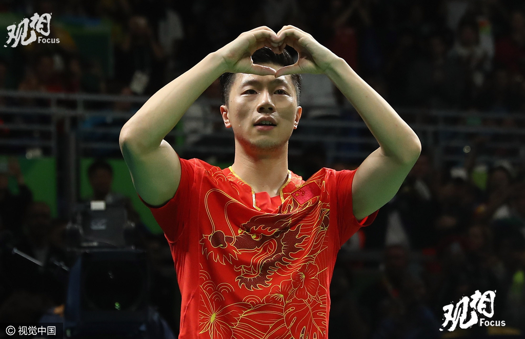 北京时间8月12日，2016年里约奥运会乒乓球男子单打决赛落幕，马龙夺取冠军。在与张继科的决赛中，马龙在首局取胜后越战越勇，完全压制住张继科，他以4比0的绝对优势，战胜张继科。马龙圆梦夺得金牌，他成为大满贯得主，张继科获得银牌。这也是中国代表团的第11枚金牌。对于外界猜测的夺冠之后心形手势献给谁，马龙的答案是：献给自己。
