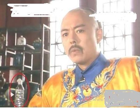 赵丽颖戴隐形眼镜,鹿晗后面坐着位大哥,而林峰