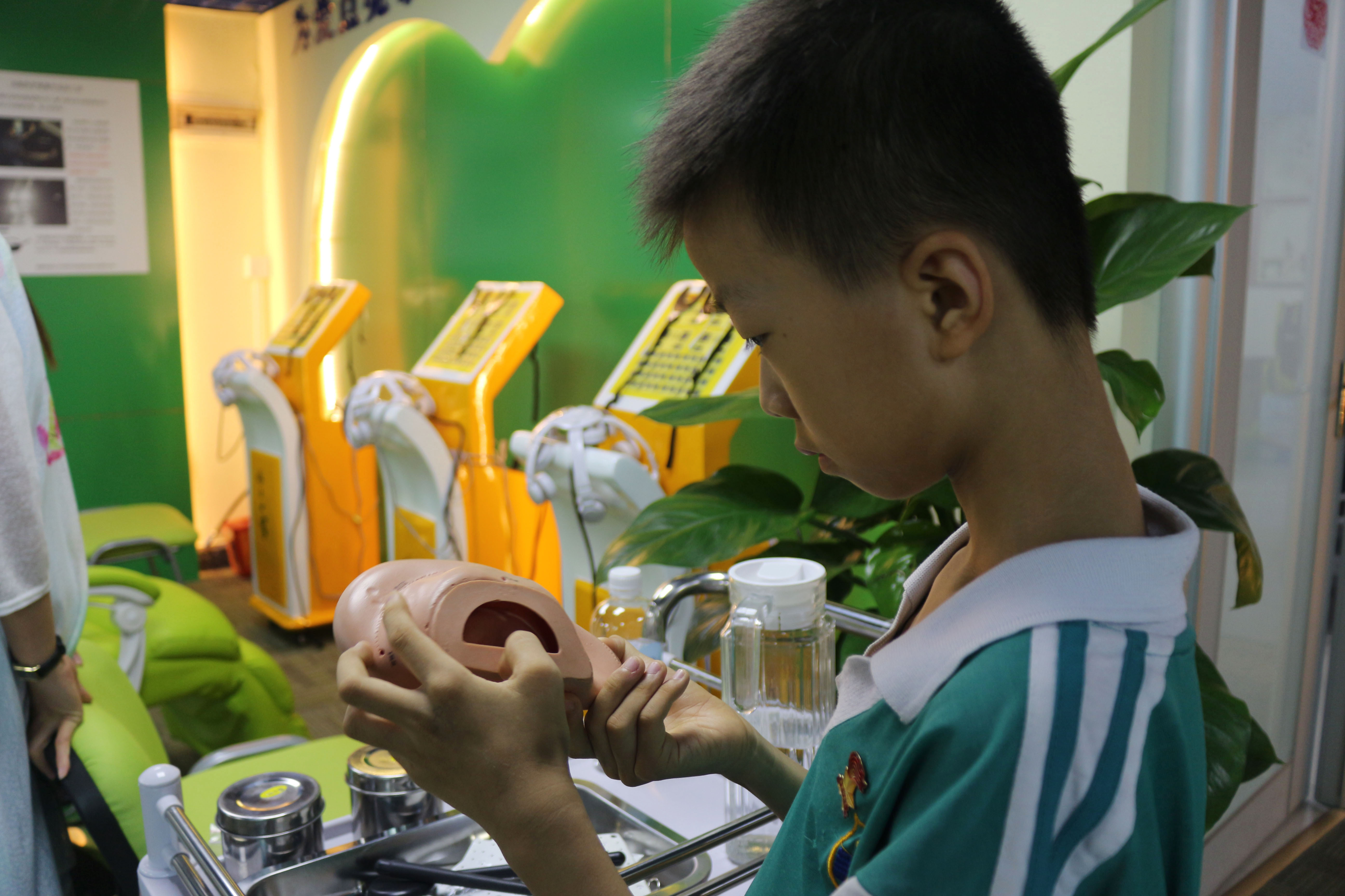 广州天河区一9岁男孩近视400度 妈妈:经常看电