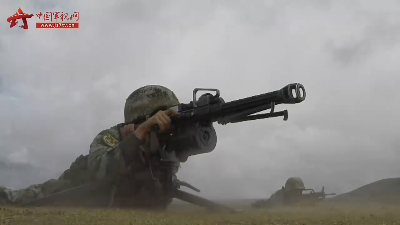 在火力掩护下,突击分队向敌方前沿阵地发起冲击。面对坚固的防御工事和猛烈的火力反击,突击分队申请炮兵群对敌阵地实施炮火压制。