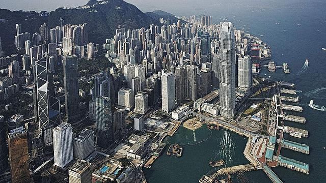 全面对比,深圳多久能超越香港?专家终于说出了