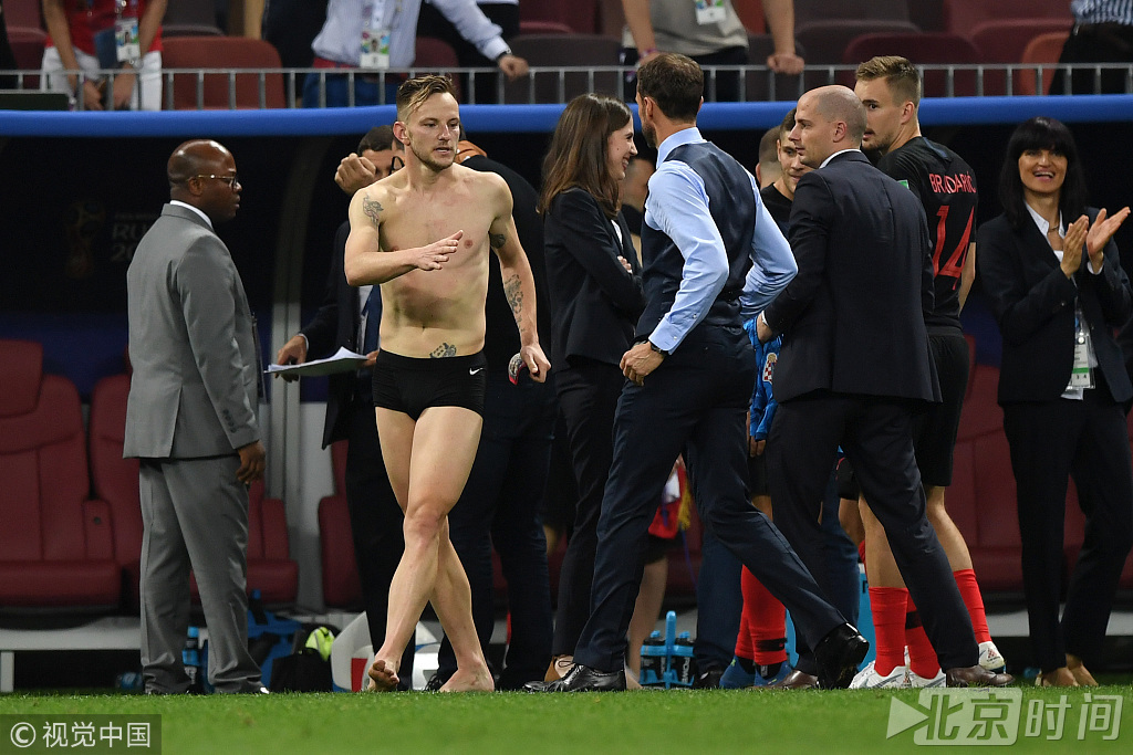 克罗地亚2-1逆转英格兰 拉基蒂奇赛后叒送球衣只剩内裤