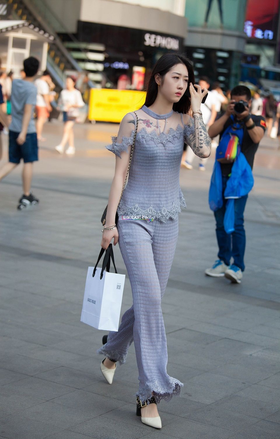 《街拍美术馆》偶遇时尚仙女姐姐,有点像刘亦