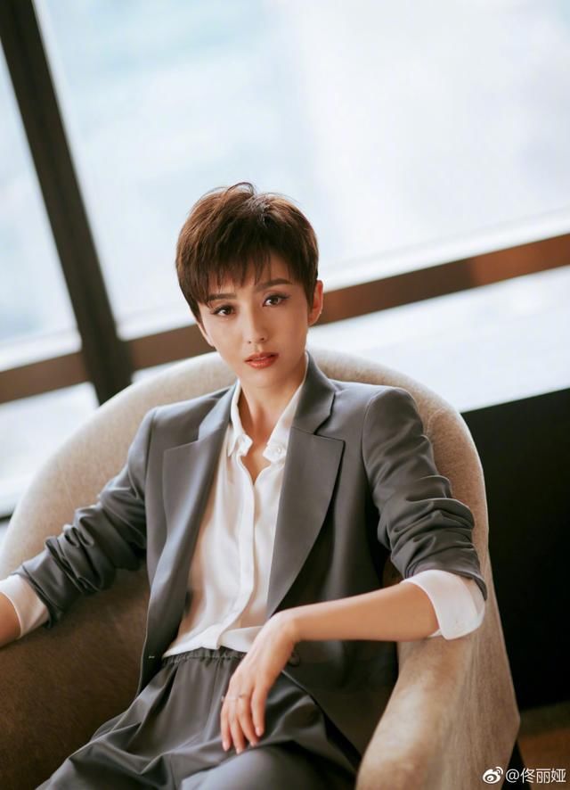 佟丽娅晒自己短发男人装照!网友:相当帅气,陈思