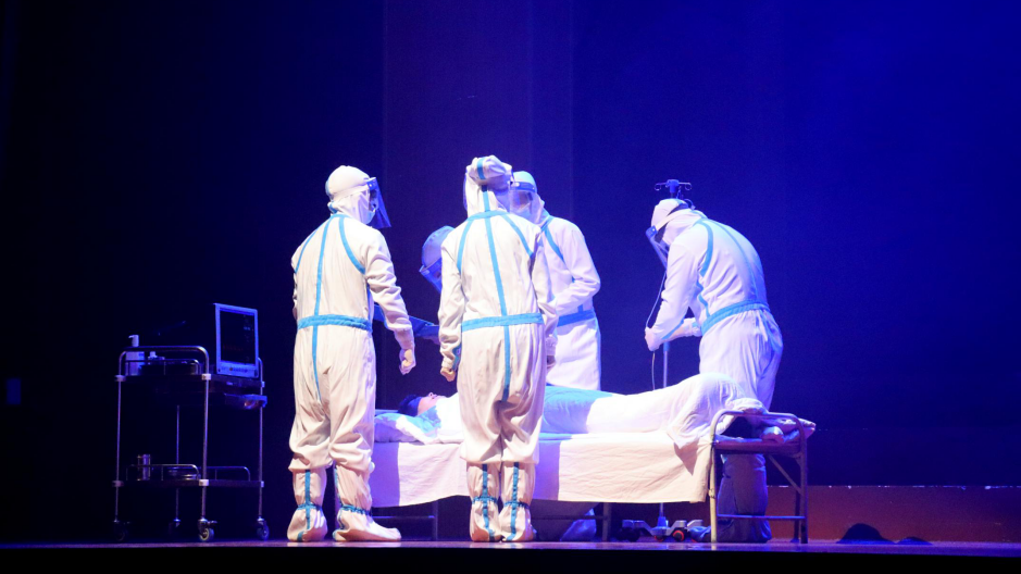 西南科技大学城市学院组织师生观看话剧《疫战中的婚约》