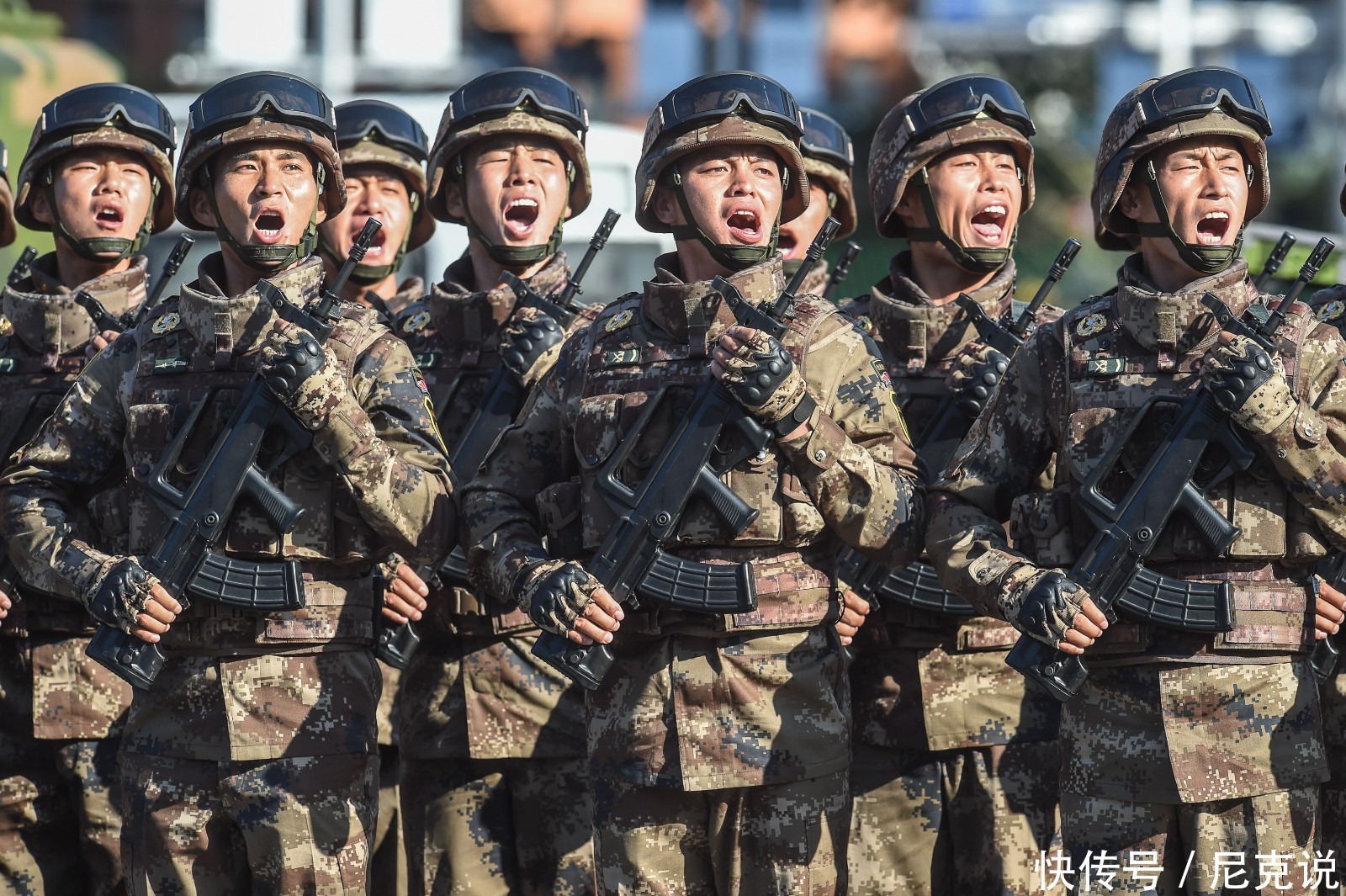 外国人眼里的中国军人,日本和韩国的答案最出