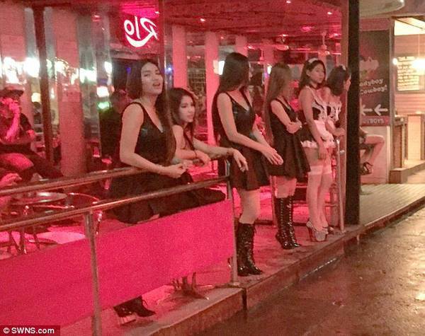 泰国国丧期 红灯区站街女穿黑衣揽客