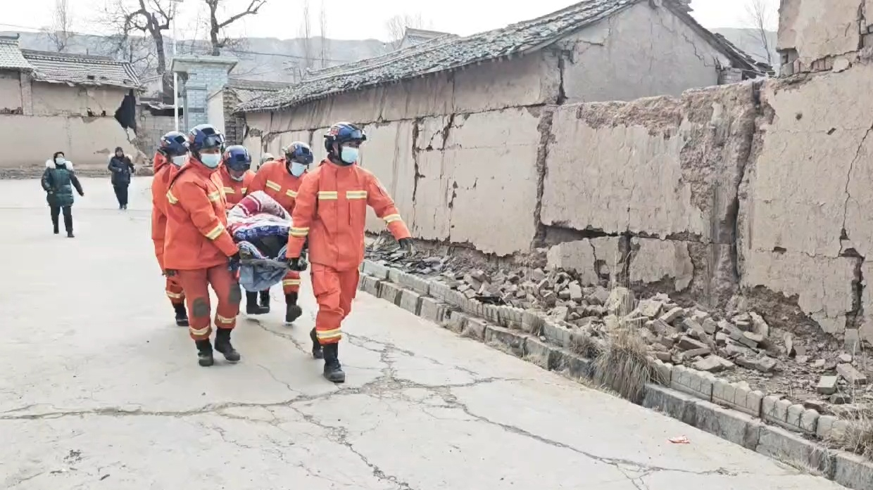 消防员已营救甘肃地震被困人员78人