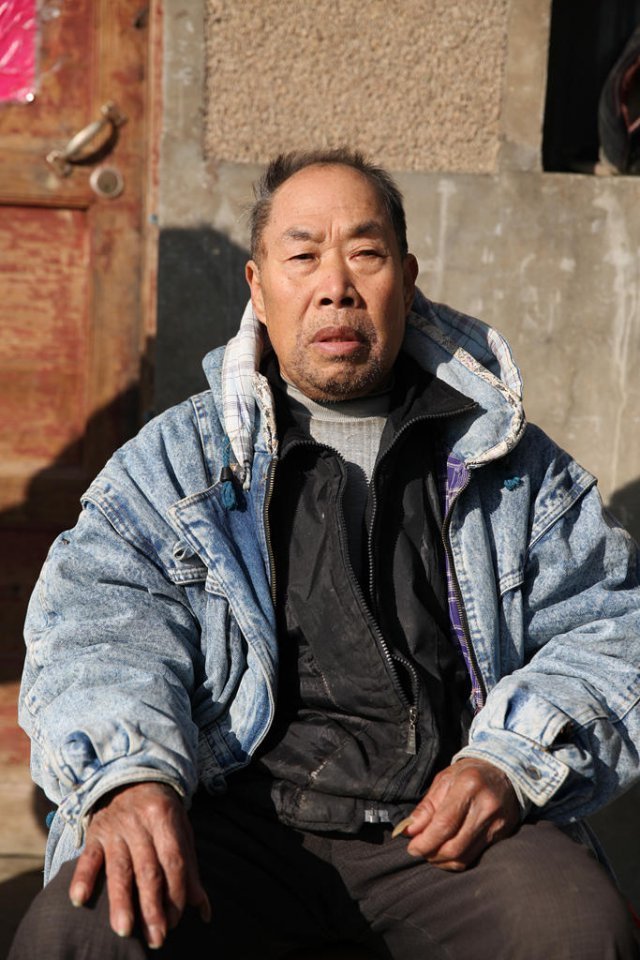 龚奶奶,安徽省肥西县滨光村人,95 岁,是这群老人里年龄最大的,子孙辈