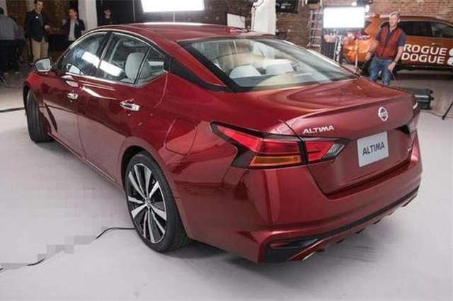 买帕萨特后悔了!这车能帅哭凯美瑞,2.0T+CVT