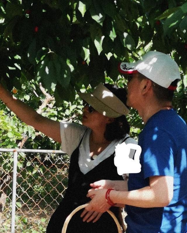 43岁的蒋勤勤怀孕7个月还在练瑜伽,这姿势简直