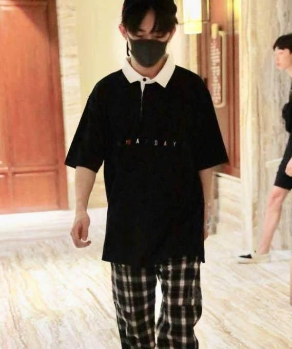 《很王很丸圆》新一期,王源介绍家乡裤子成亮